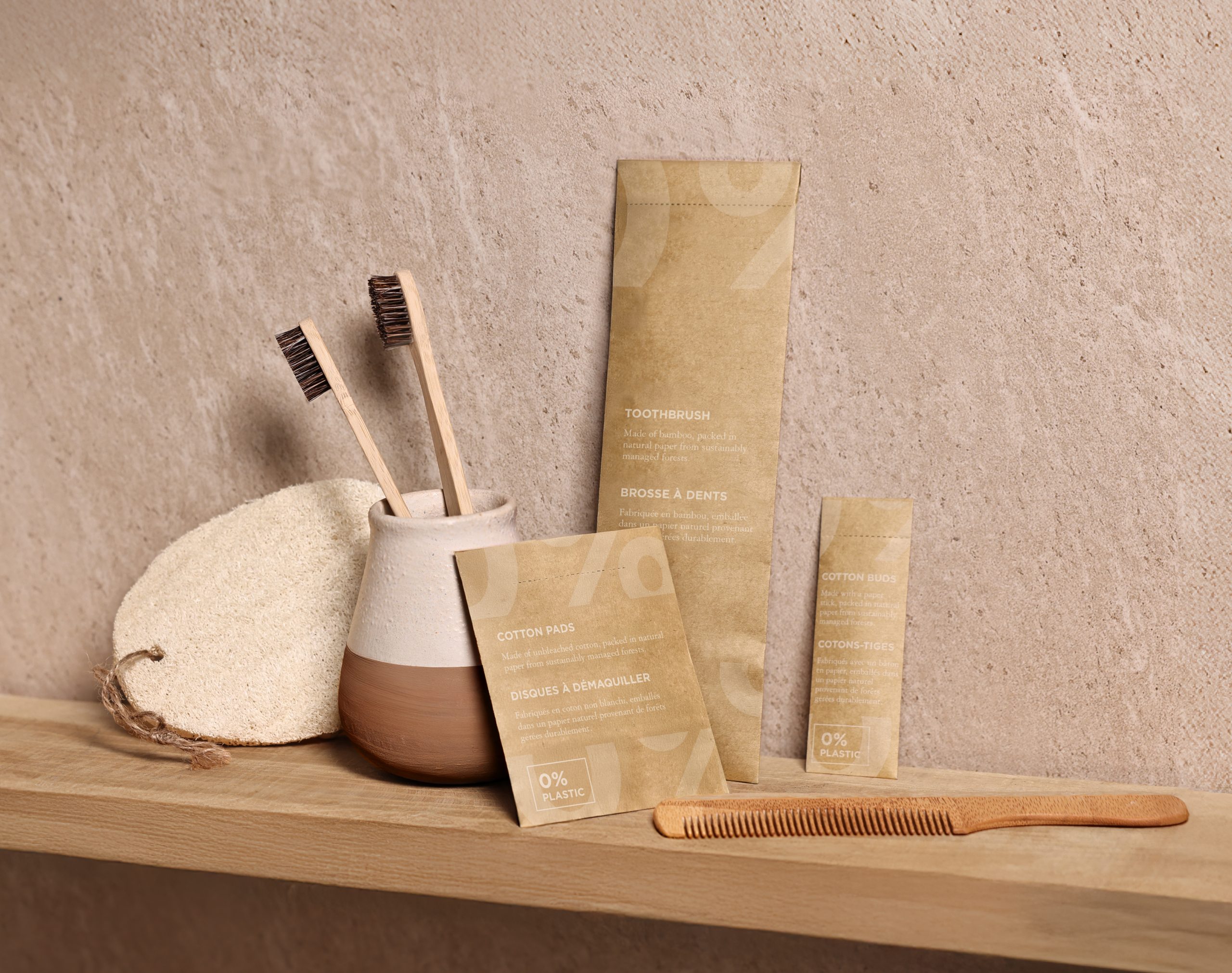 Umweltfreundliche Pflegeprodukte für das Badezimmer, darunter Bambuszahnbürsten, Holzkämme, Wattepads und Wattestäbchen in Verpackungen ohne Plastik