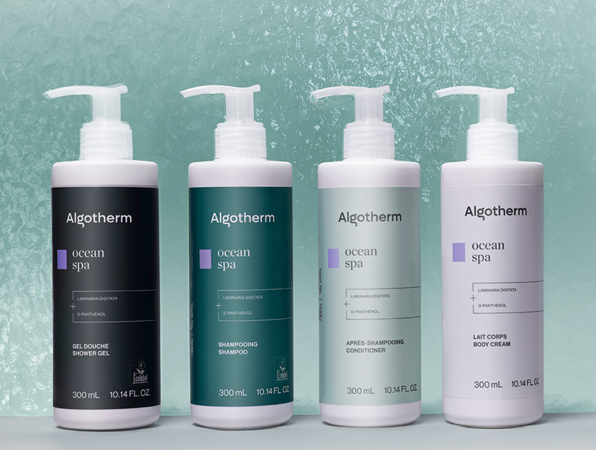 Algotherm Ocean Spa-Serie mit Duschgel, Shampoo, Haarspülung und Körpercreme in Pumpflaschen, präsentiert vor einem Hintergrund mit Wasserstruktur