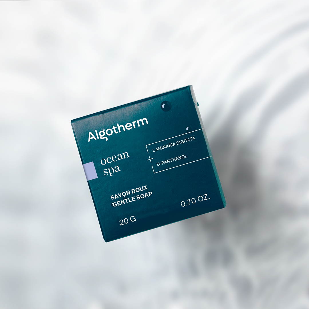Algotherm Ocean Spa Sanfte Seife in türkisfarbener Verpackung vor einem sanften, hellen Hintergrund