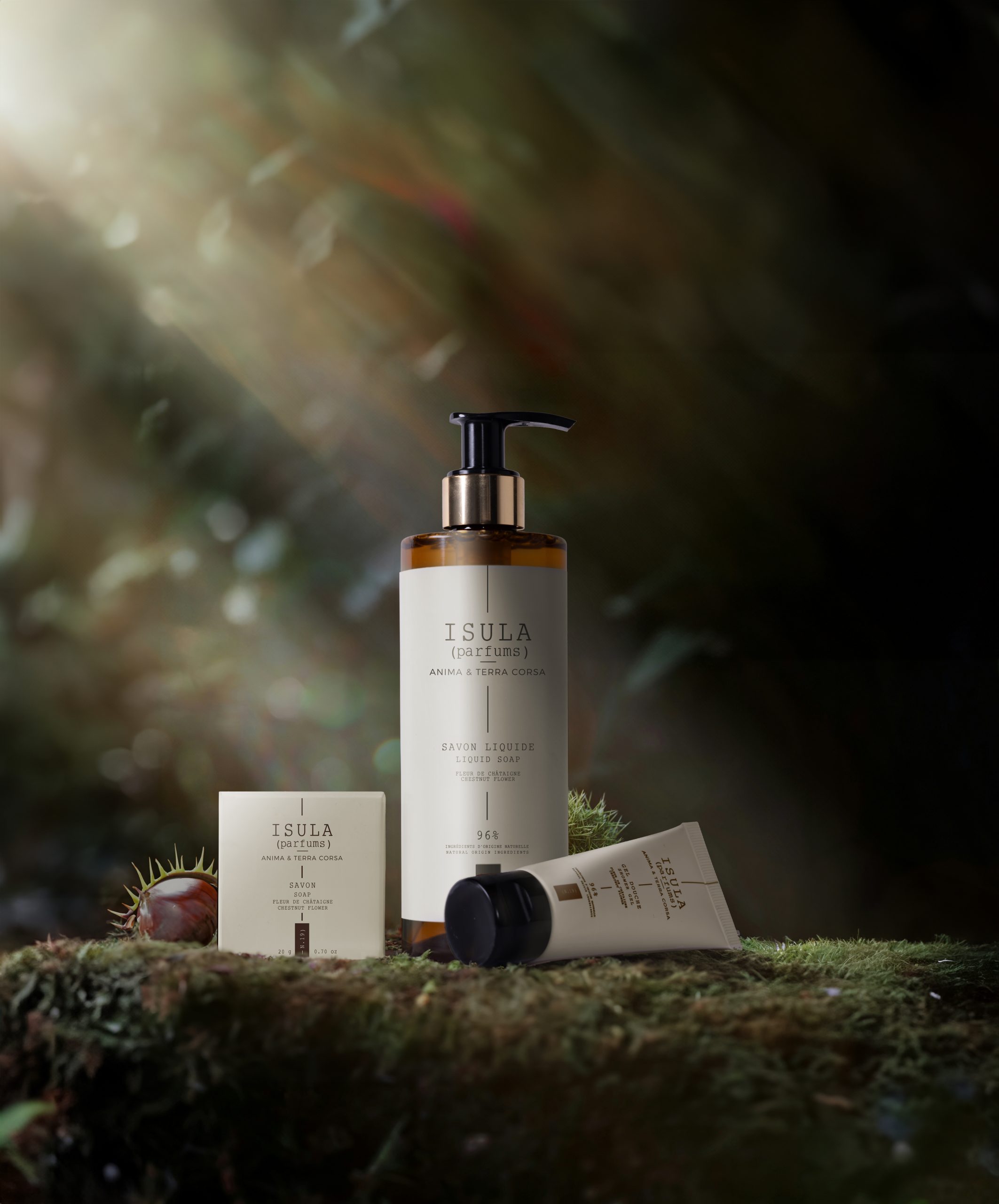 Isula Flüssigseife, Seifenstück und Tube von Isula Parfums, präsentiert auf Moos in einer natürlichen Waldkulisse