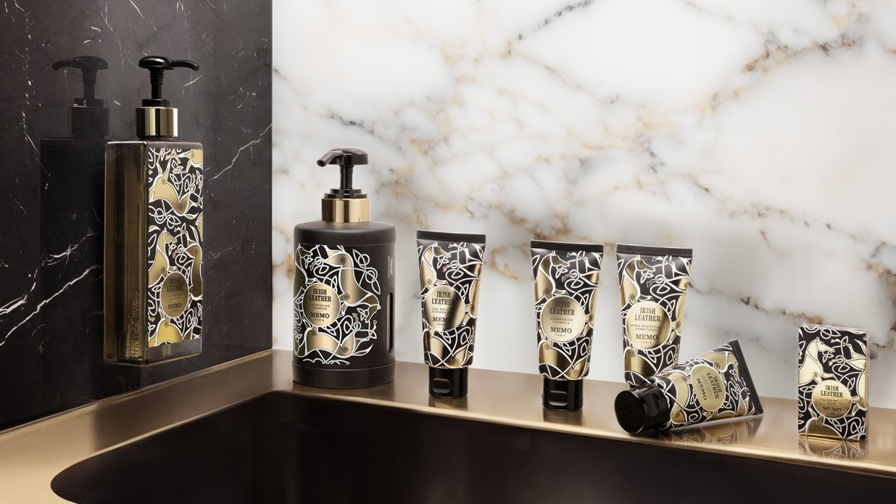 Memo Paris Irish Leather Hotel-Toilettenartikel wie Körperlotion, Shampoo, Haarspülung und Seife, präsentiert auf dem Marmorwaschtisch im Badezimmer