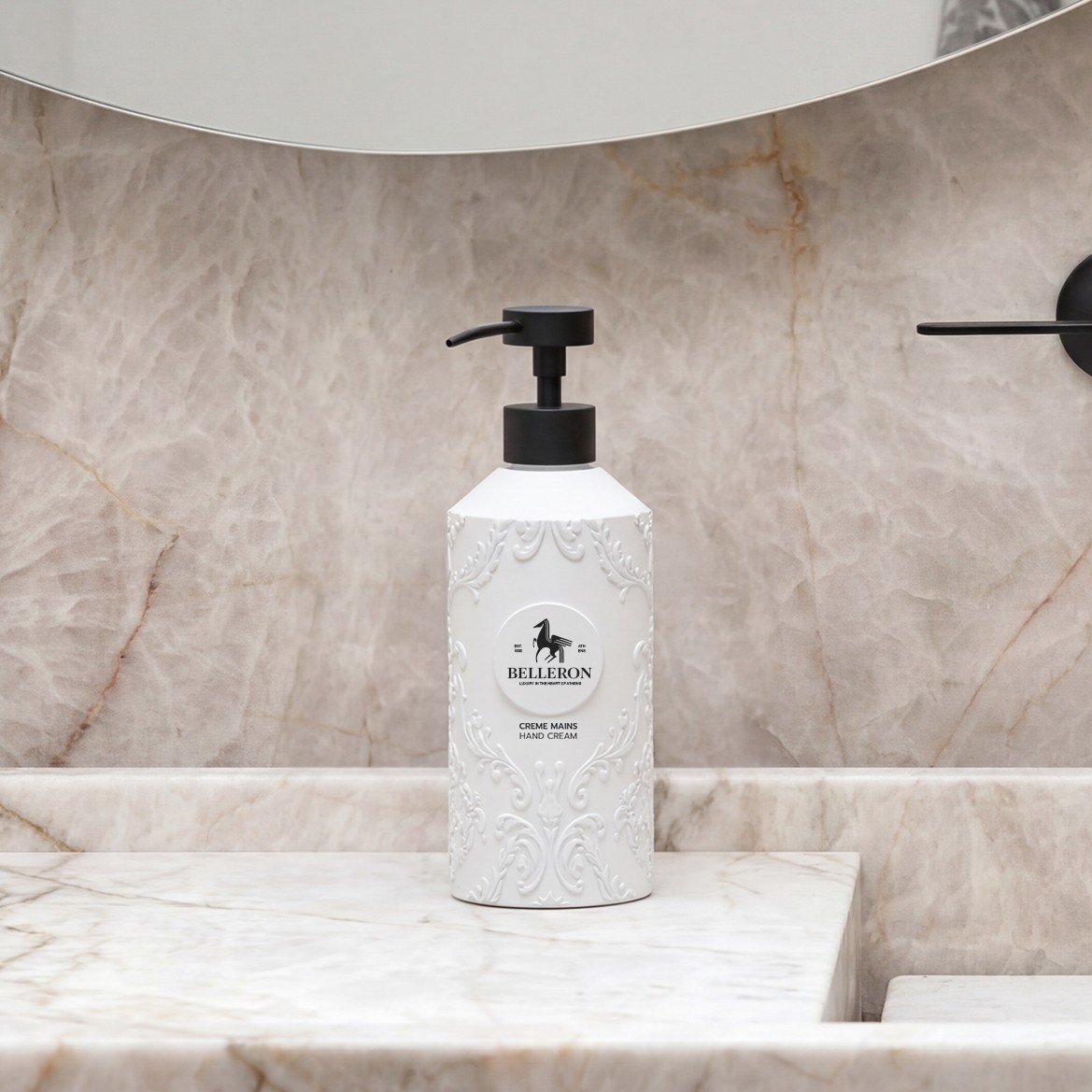 Elegantes frascos brancos de creme para as mãos «Belleron» frascos bomba preta, com um padrão decorativo em relevo, colocados sobre uma bancada de mármore na casa de banho, tendo como pano de fundo uma parede de pedra em tons neutros.