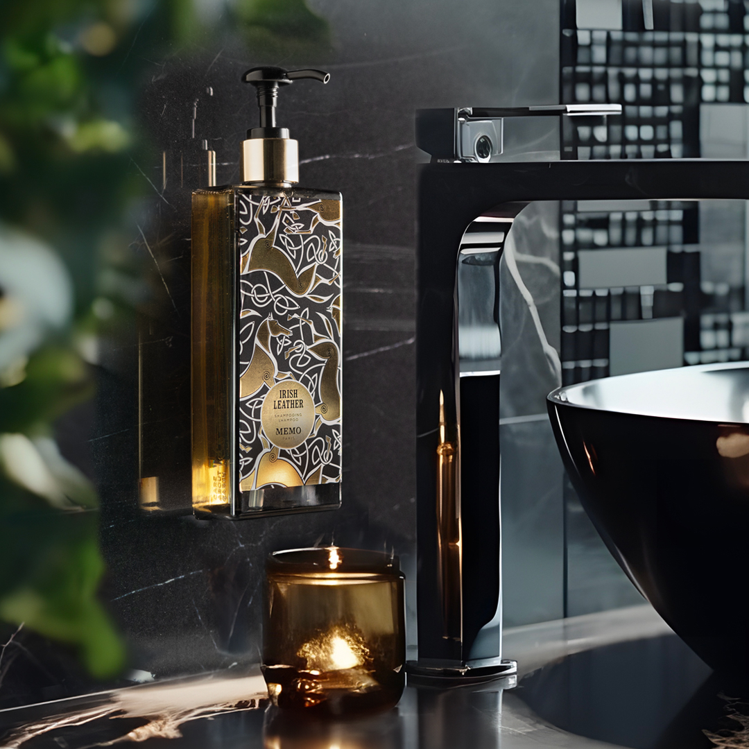 Memo Paris Irish Leather Spenderflasche in einem luxuriösen Badezimmer