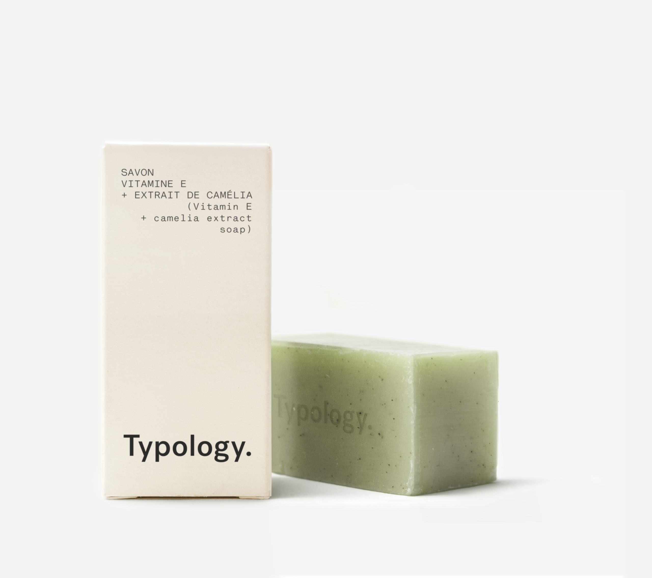 Typology Vitamin-E-Seifenstück mit Verpackung auf weißem Hintergrund
