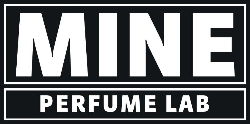 MINE Perfume Lab logótipo: a palavra «MINE» em letras maiúsculas pretas e em negrito, acima do texto mais pequeno «PERFUME LAB.