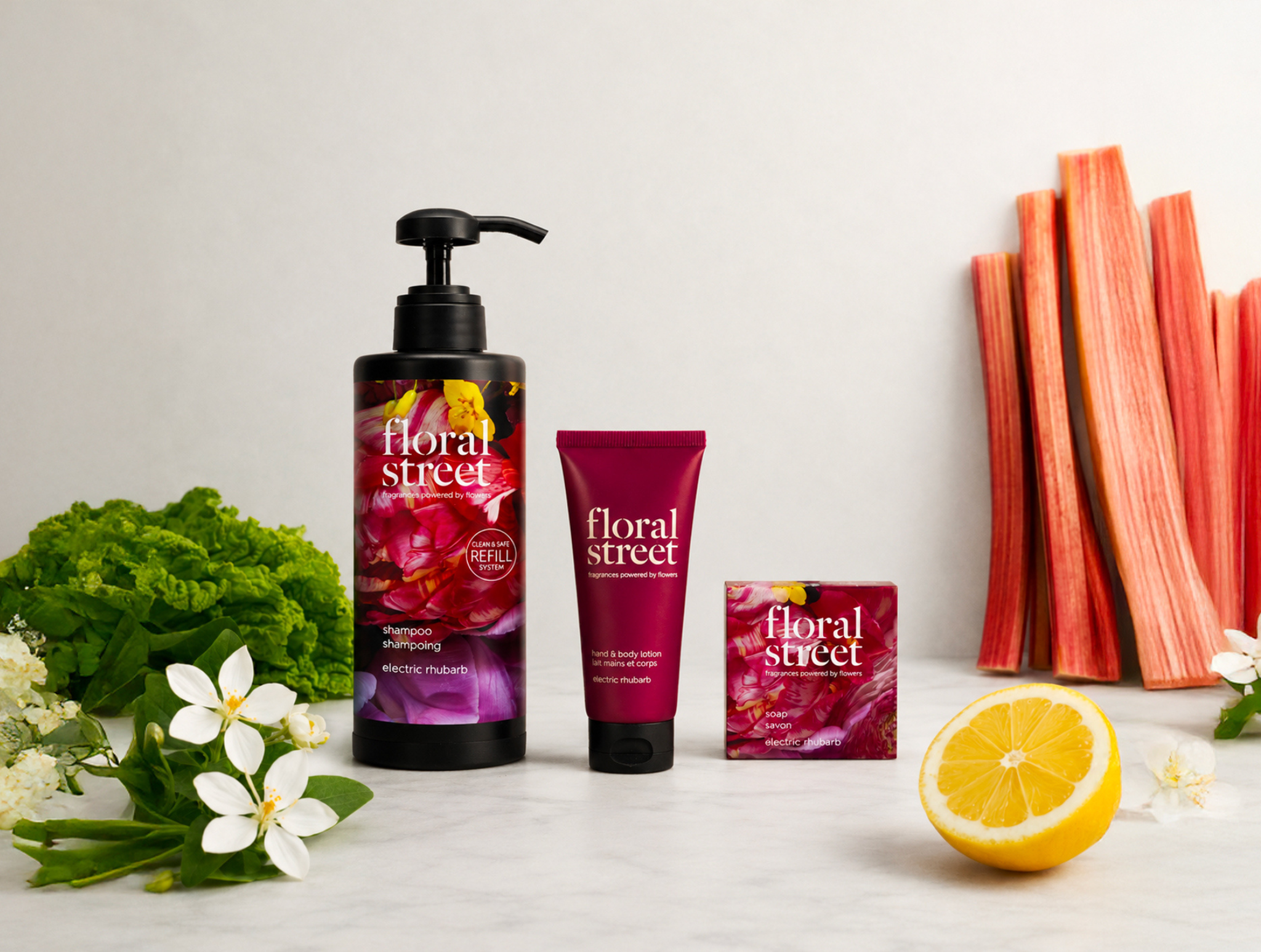 Floral Street 「Electric Rhubarb」沐浴及身體護理系列產品,包含可補充裝的洗髮精、護手乳與身體乳,以及香皂,以清新背景為底,搭配新鮮大黃莖、白色花朵、翠綠葉片及檸檬的設計。
