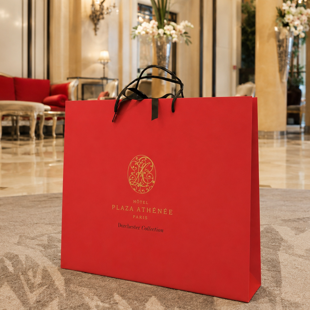 Πολυτελής τσάντα αγορών του Plaza Athénée, εκθεμένη στο λόμπι του ξενοδοχείου.
