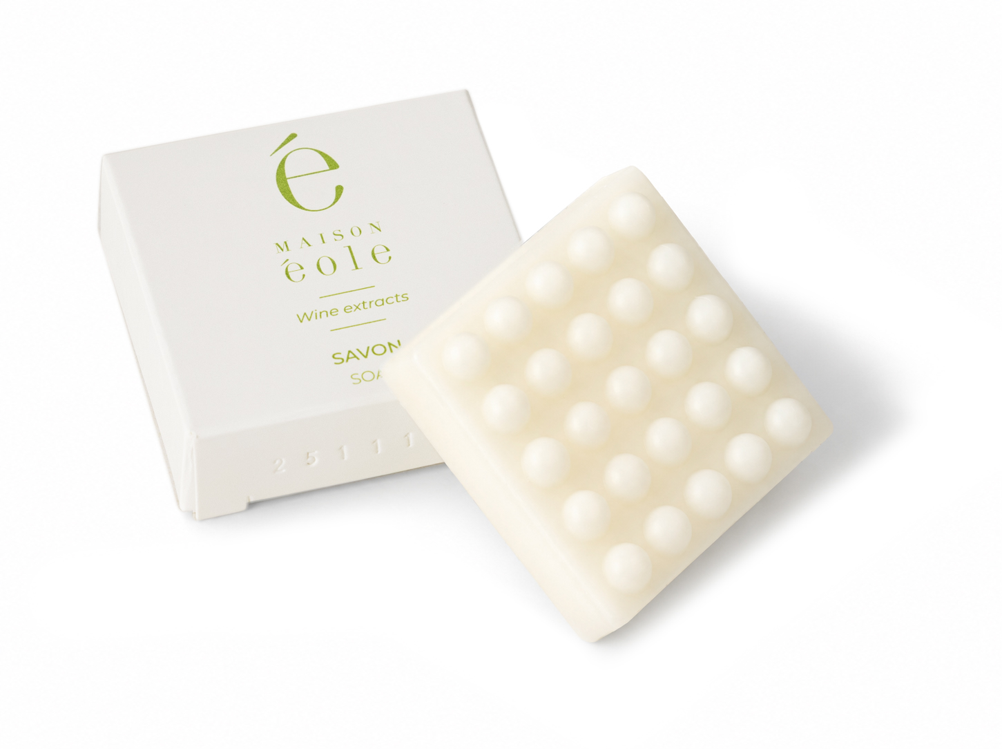 Maison Éole vaste zeep in een witte verpakking, met een zeepblok met reliëf en afgeronde, verhoogde puntjes.