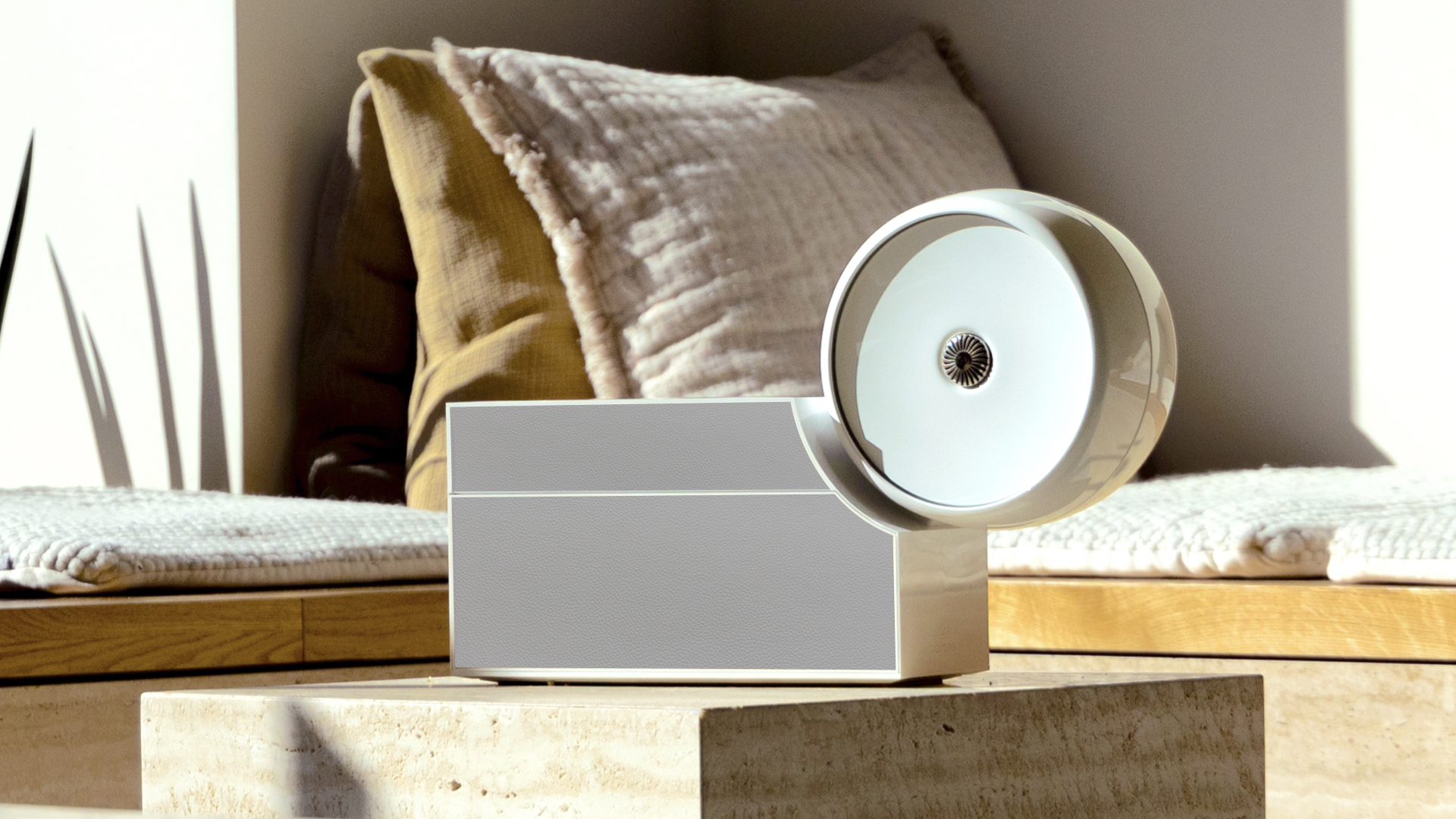Difusor moderno de fragrâncias para o lar, num espaço de estar luminoso e acolhedor, com luz natural e decoração contemporânea.