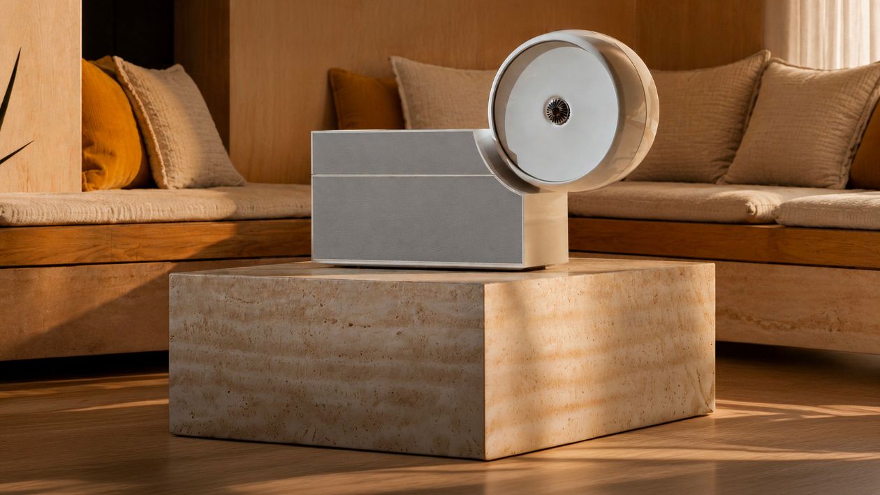Diffuseur de parfum de luxe contemporain dans un intérieur chaleureux et baigné de soleil, à la décoration raffinée.