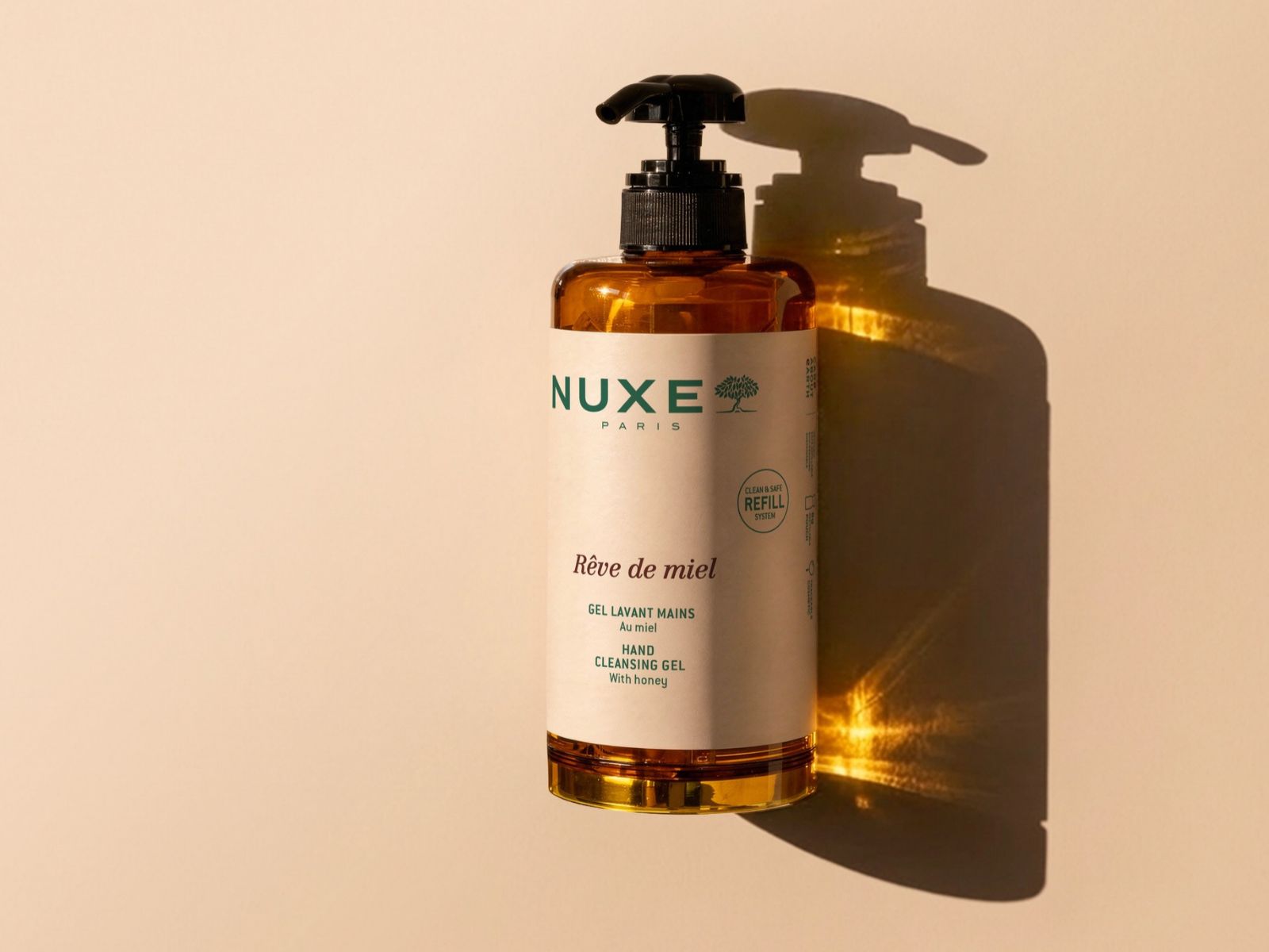 NUXE Rêve de Miel 蜂蜜手部清潔凝膠，採用可重複填充的環保按壓式瓶身。