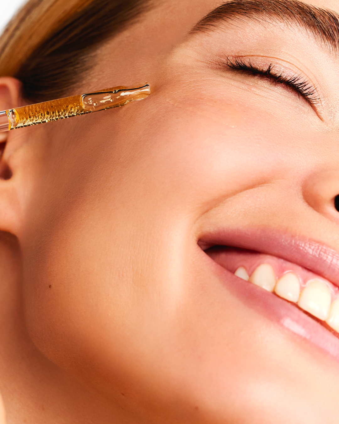 Rituel de soins de luxe comprenant un soin nourrissant pour la peau, un soin au soin à l'huile pour le visage et une exfoliation douce du corps.